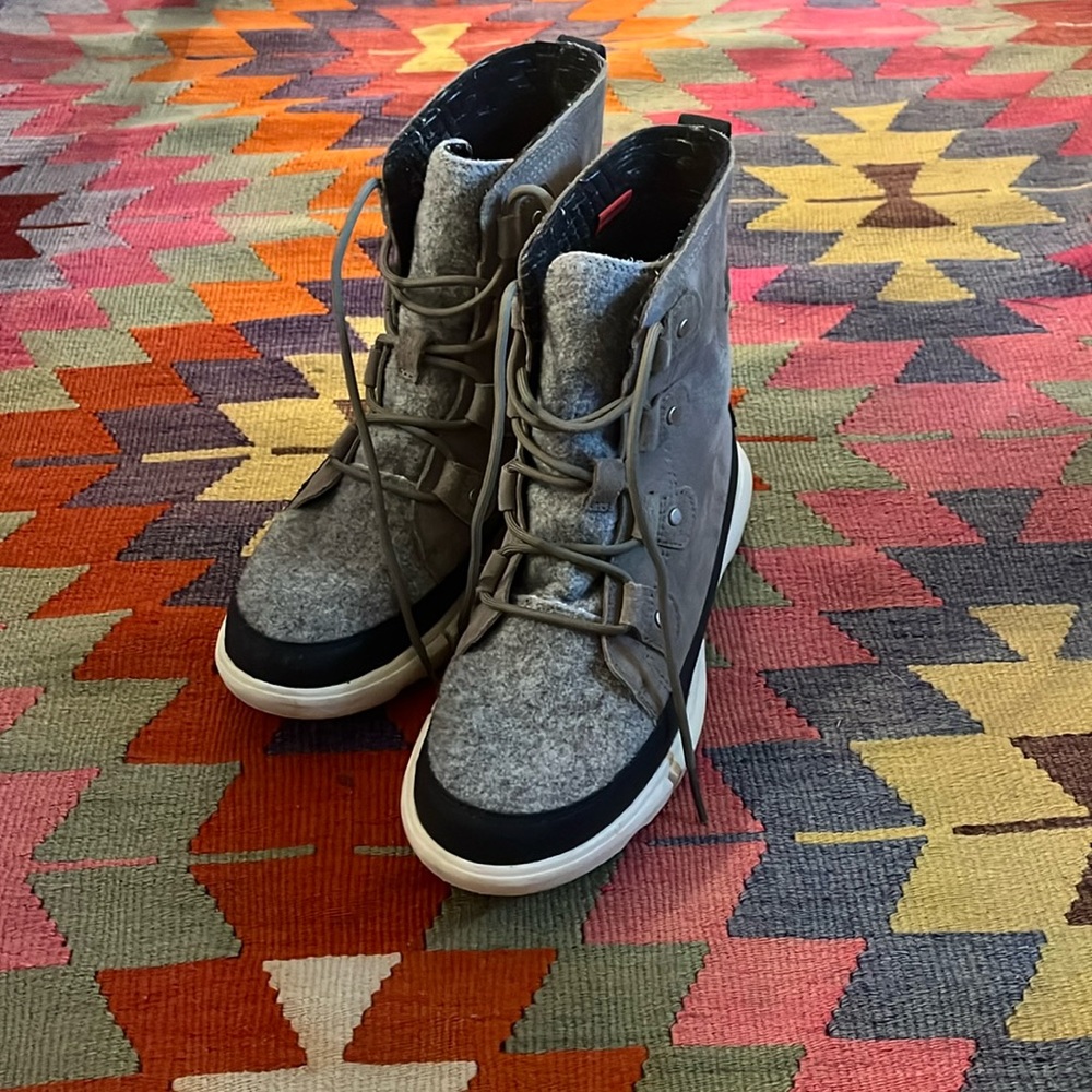 Sorel Womens snow boots Size 8.5 LIKE NEW worn twice